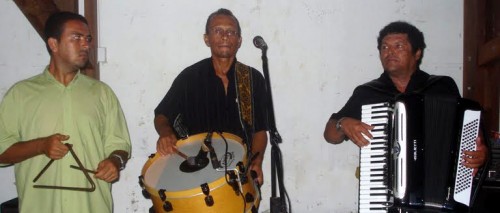 Xameguinho tocando com o seus amigos