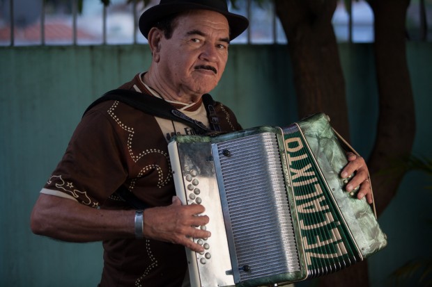 Div. filme COM RESPEITO AOS OITO BAIXOS sanfoneiro ZE CALIXTO